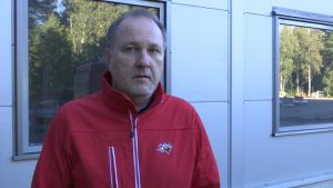Tomas Kurtén. Vaasan Sportin toimitusjohtaja Tomas Kurten seisoo jäähallin seinustaa vasten