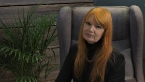 Helén Hirvelä ser att intresset för äldre modeller ökat. en kvinna med långt rött hår tittar in i kameran