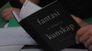 En anteckningsbok med texten fantasi är viktigare än kunskap, på pärmen.
