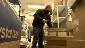 Enligt Thomas Fröberg hinner de tömma hyllorna innan nästa lass kommer. En man står och sorterar paket.