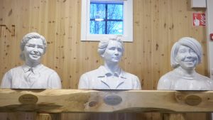 Detalj från byggnadens interiör. Tre vita byster, föreställande Rosa Parker, Marie Curie och Rosa Parker,