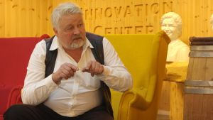 Wasa innovation center har varit Sture Udds stora dröm. En man med vit skjorta och läderväst sitter i en stor fotölj