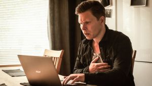 Jarkko erehtyy etsimään netistä tietoa sydänvaivoista. Jarkko (Eero Milonoff) pitelee rintaansa ja lukee huolestuneen näköisenä tekstiä tietokoneen näytöltä keittiössä.