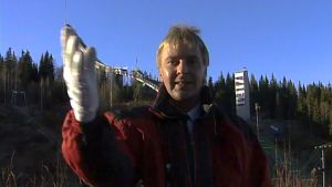 - Vi ringde Matti Nykänen och frågade om han kunde tänka sig att vara med. "Naturligtvis!" sa han och så skickade vi en tv-fotograf till hoppbacken i Jyväskylä, minns Pontus Dammert. Matti Nykänen medverkar i komediserien PrimaVera
