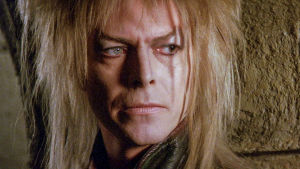 Seksin ruumiillistuma. David Bowie peikkokuningas Jarethin roolissa lähikuvassa.