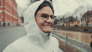 Margareta Hupa säger att hon nog trivs bra i sitt eget sällskap, men att hon fått helt tillräckligt av det. Margareta Hupa vid aura å