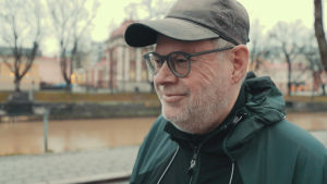 Mikko Lohikoski har fått ett försprång på sitt nyårslöfte och var mitt i ett träningspass kring Aura å då vi träffade honom. Mikko Lohikoski vid aura å