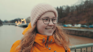 Julia säger att hon inte gett några nyårslöften, men att hennes mamma nog sysslar med sånt. Enligt Julia fuskar mamma ibland, men lyckas ändå rätta sig senare. Jula vid teaterbron i Åbo