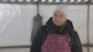 Ursula Husko säljer fisk på Salutorget i Åbo. En kvinnlig fiskhandlare på Salutorget i Åbo.