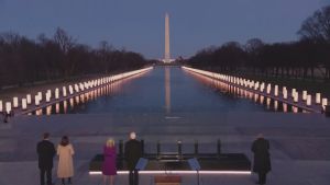 Joe Biden deltog i en minnesstund för de närmare 400 000 amerikaner som har dött av coronaviruset Joe Biden deltar i minnesstund