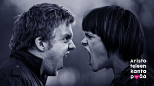 Mies ja nainen huutavat toisilleen aivan kasvokkain.