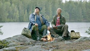 Vasen ja oikea Iiro Viinanen (Pertti Sveholm) ja Esko Seppänen (Kari Heiskanen) retkellä elokuvassa Vasen ja oikea.
