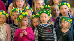 Dagklubben i Vörå församling sjunger sången "Med blommor i håret" under ledning av Kristoffer Streng, år 2014. Sången är en av tio sånger framförda av olika barnkörer som nu finns på Yle Arenan. dagklubben sjunger i vörå kyrka