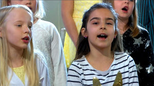 Barnkören i Närpes församling framför sången ”Sjung med glädje” i Närpes kyrka, år 2019. barn från barnkör