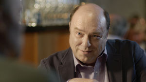 Iiro Viinanen (Pertti Sveholm) elokuvassa Vasen ja oikea.