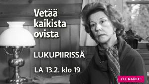 Eeva Joenpelto kirjoituspöytänsä ääressä ikkunan edessä