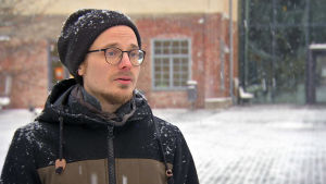 Kommunen behöver visa att den har en plan för när och hur åsikter och kommentarer samlas in av invånarna. Det är också viktigt att berätta på vilket sätt invånaråsikterna sedan tas i beaktande under olika skeden av planeringen, säger Robin Lybeck, doktorand vid Åbo Akademi. Porträttbild av Robin Lybeck.
