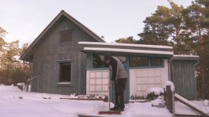 Mikael Rosenström är inte rädd för att ta i där det behövs. Mikael Rosenström sopar snö framför sitt hus.