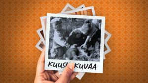 Neljä polaroid-kuvaa päällekkäin ja päällimmäinen on mustavalkoinen kuva Iidasta ja hänen sisaruksistaan pienen poronvasan ympärillä.