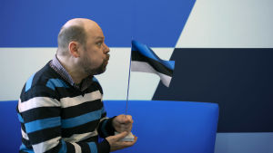 Olli Haapakangas puhaltaa Viron lipun liehumaan