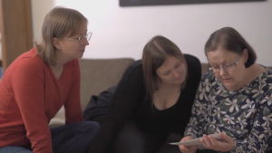 Maj-Britt Ekblad har skrivit hela sitt liv och också givit ut två diktböcker. Här läser Maria, Johanna och Maj-Britt igenom några av hennes tidigare alster. maria, johanna och deras mamma maj-britt