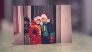 Jag och min syster Johanna hade en helt vanlig barndom fram till att mamma började dricka då jag var sex år gammal, säger Maria. Det är säkert därför som det ändå gått så bra för oss, för att anknytningen blev så pass bra till både mamma och pappa. maria och johanna som barn