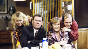 Päin perhettä Syrjäntaan perhe: Ulla (Outi Mäenpää), isä Pekka (Antti Litja),anoppi (Vieno Saaristo) ja Mika (Jari Salmi).