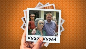 Museonjohtaja Pauli Sivonen käsi Markku Valtosen veistämän puuhahmon olalla, ympärillä muita puuhahmoja.