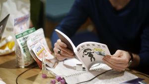 Tee se itse -opasta myydään sarjakuvaliikkeissä. Japanilainen Tee-se-itse-opas solulihan kasvattamisesta