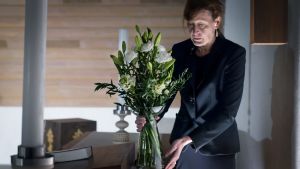 I fortsättningen kan kyrkvaktmästarna kanske också städa gården. Personen på bilden jobbar inte i Borgå. Illustrerande arkivbild. En kyrkvaktmästare placerar en blombukett på ett altare i en kyrka eller ett kapell.