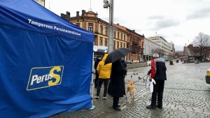 Arkivbild från Tammerfors hösten 2020. Sannfinländarna har som mål att bli största parti i kommunalvalet. Valkampanj i Tammerfors, väljare utanför Sannfinländarnas kampanjtält.