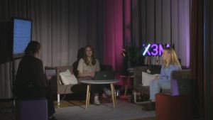Josephine Kinnunen och Kaisla Dahlqvist i Svenska Yles livestream. Josephine Kinnunen och Kaisla Dahlqvist diskuterar med programledare Laura Törnroos.
