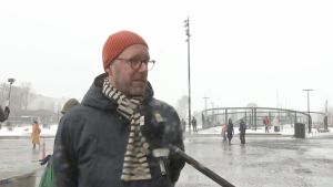 Jonas Nordberg tycker det är viktigt att tala om yttrandefrihet. En man intervjuas i Helsingfors centrum.