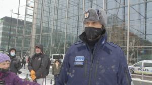 Kommissarie Jarmo Heinonen sa att polisen inte tänker ta till krafttag. Polis med vinterkläder och svart munskydd.