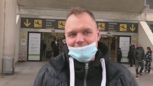 Max, 25 år, kommer från Tyskland och är på Mallorca för första gången. Han säger till nyhetsbyrån Reuters att han är lycklig över att ha fått resa och kunna ha semester trots att det nu inte är tillåtet att göra så mycket på ön. En tysk kille som är lycklig över att ha kunnat resa till Mallorca 21.3.2021