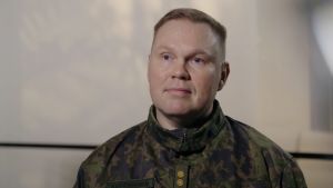Juha Kuosmanen työskentelee ensihoidon ylilääkärinä Puolustusvoimissa.