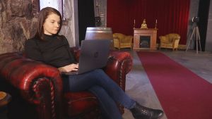 Cindy Björkqvist har utvecklat ny verksamhet åt evenemangsföretag under det gångna året. Evenemangskoordinator Cindy Björkqvist jobbar med sin dator.