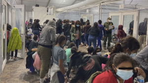 Tiotusentals migranter och asylsökande har korsat gränsen mellan Mexiko och USA efter att Joe Biden installerades som president. Tiotals migranter köar i ett trångt utrymme