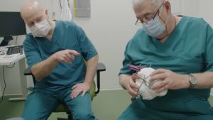 Kirurgit Junnu Leikola ja Willy Serlo tekivät harvinaisen kasvojen venytysleikkauksen 4-vuotiaalle Viljalle.