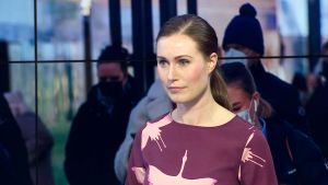 Enligt statsminister Sanna Marin förbereds kostnadsstöd för företag som drabbas av nya åtgärder och restriktioner. Sanna Marin vierailee Yle Uutisissa.