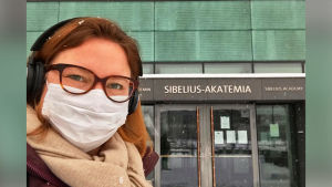 Oopperalaulaja Jenni Lättilä suojamaskissa Sibelius-Akatemian ulko-ovella.