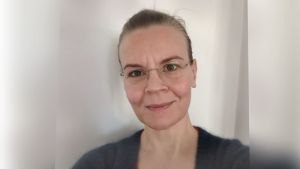 Kapellimestari Susanna Mälkki selfie-kuvassa.