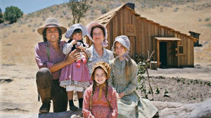 Pieni talo preerialla -sarjan Ingallsin perhe poseeraa kameralle talonsa edessä.