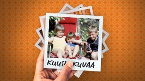 Mediataiteilija Marikki Hakola pikkutyttönä kainalossaan sisarensa Riikka istuu kesäisellä pihalla aurinkotuolilla, veli Jyrki on kumartunut kameran kanssa heidän viereensä.