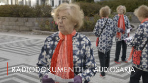 vanha nainen on eksyksissä labyrinttimaisella kävelytiellä ja hahmo monistuu kuvassa