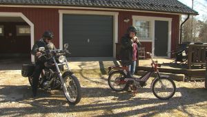 Johan Lindberg och Mona Söderblom är på väg till en motoristträff. Johan Lindberg och Mona Söderblom gör sig klara att starta med sina motorcyklar och mopeder