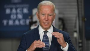President Joe Biden gör en helomvändning i den amerikanska flyktingpolitiken. Joe Biden puhuu American Jobs Plan tapahtumassa Norfolkissa Virginiassa.
