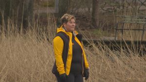 Naturen och skärgården ger Mannström ett lugn i dessa coronatider. Petra Mannström, en dam med kort hår och gul jacka, står i en vassrugg och tittar ut över havet.