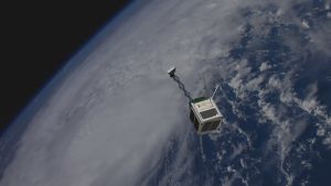 Satelliten ska skjutas upp i rymden ännu under år 2021. En gråbrun satellit svävar ovanför jordens yta.