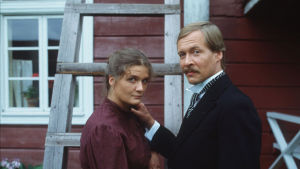 Loviisa (Erja Manto) ja Juhani (Veikko Honkanen) tv-elokuvassa Niskavuoren nuori emäntä